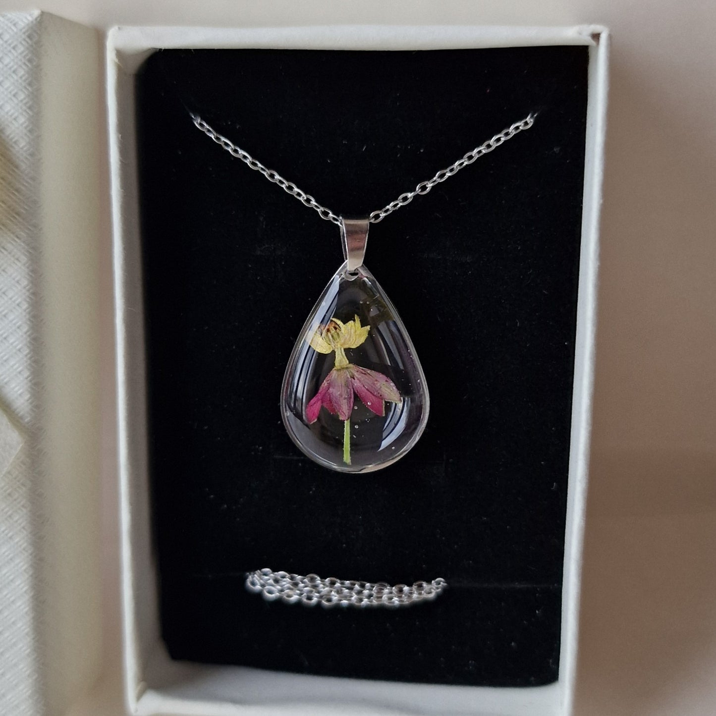 Columbine (Rəqs gülü) boyunbağısı