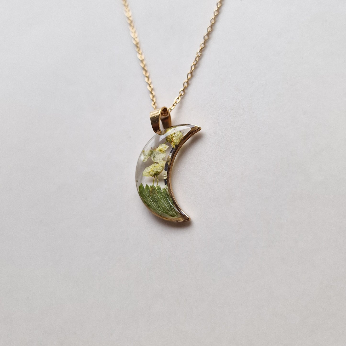 'Qızılı Ay' - 'Spieriya' çiçəyindən əl işi boyunbağı modeli