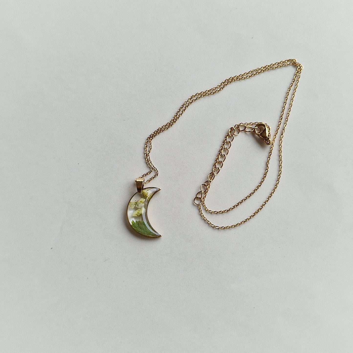 'Qızılı Ay' - 'Spieriya' çiçəyindən əl işi boyunbağı modeli