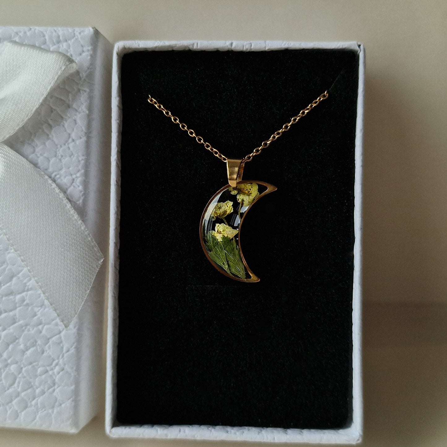 'Qızılı Ay' - 'Spieriya' çiçəyindən əl işi boyunbağı modeli