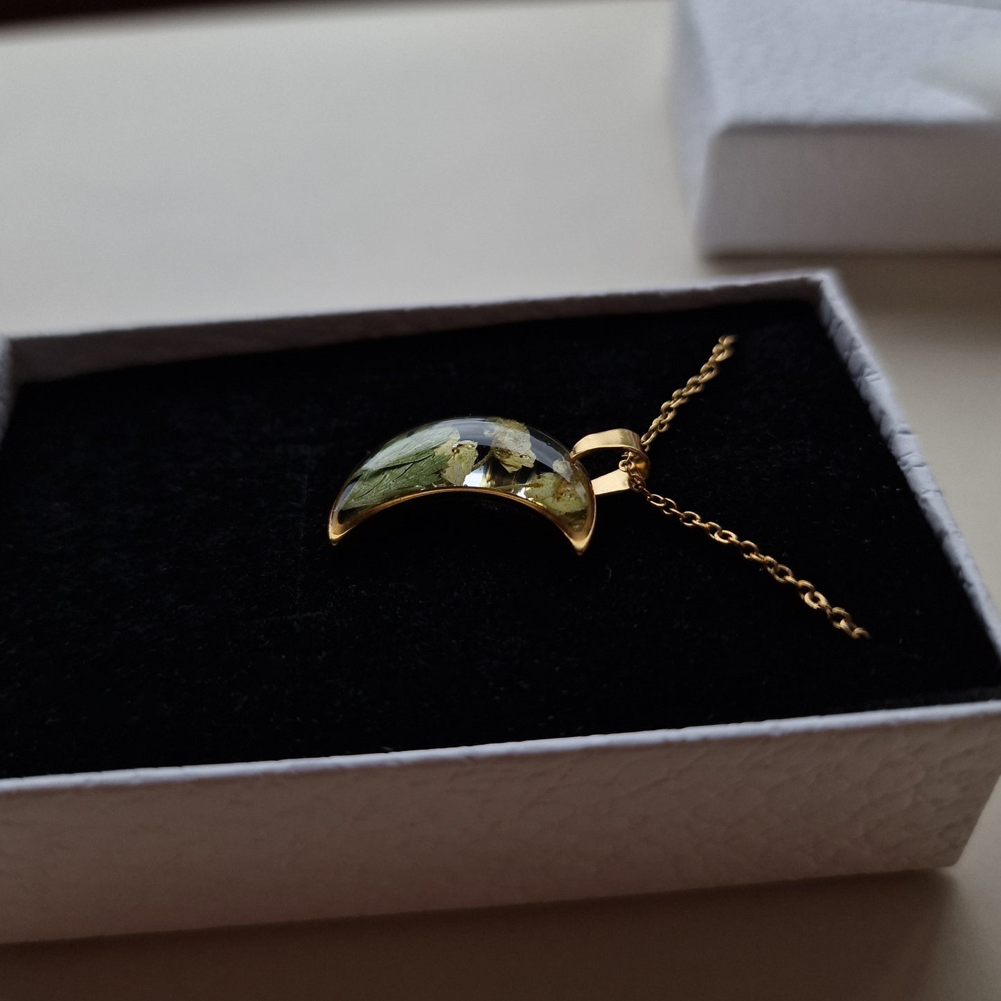 'Qızılı Ay' - 'Spieriya' çiçəyindən əl işi boyunbağı modeli