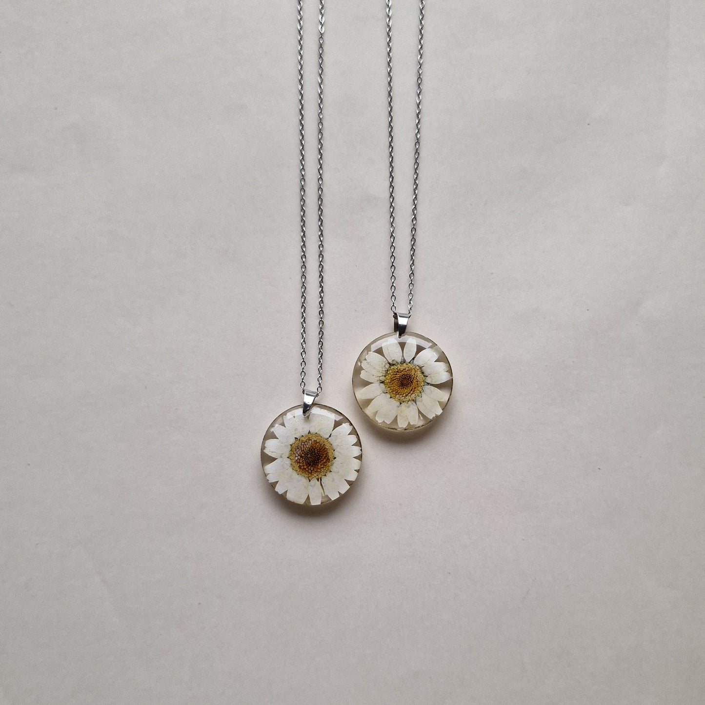 'Çobanyastığı' çiçəyindən boyunbağı (klassik)