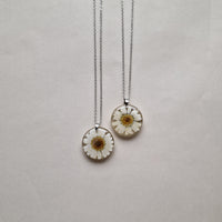 'Çobanyastığı' çiçəyindən boyunbağı (klassik)