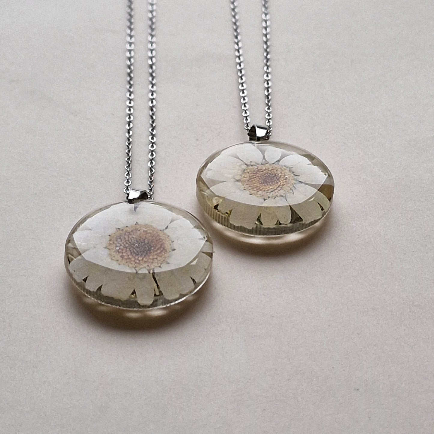 'Çobanyastığı' çiçəyindən boyunbağı (klassik)