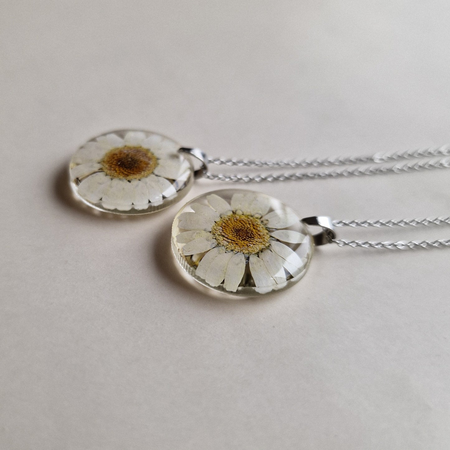 'Çobanyastığı' çiçəyindən boyunbağı (klassik)