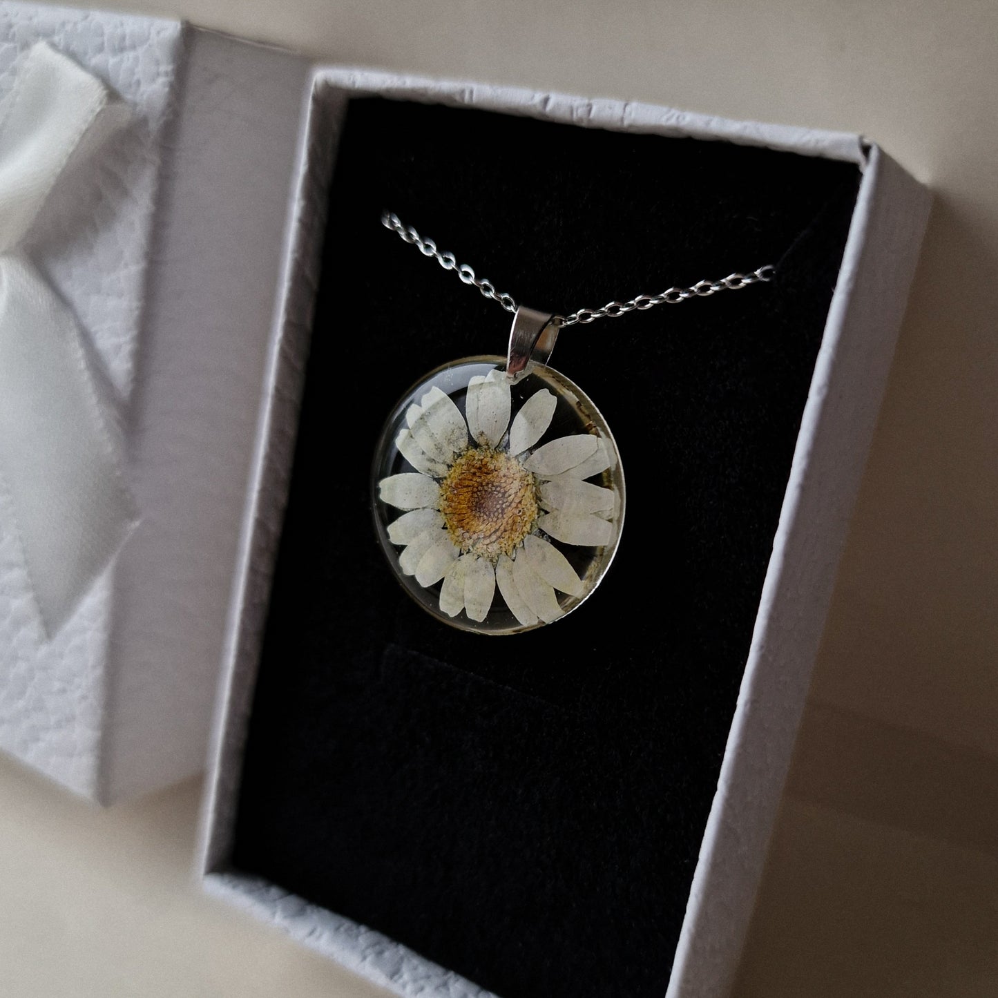 'Çobanyastığı' çiçəyindən boyunbağı (klassik)