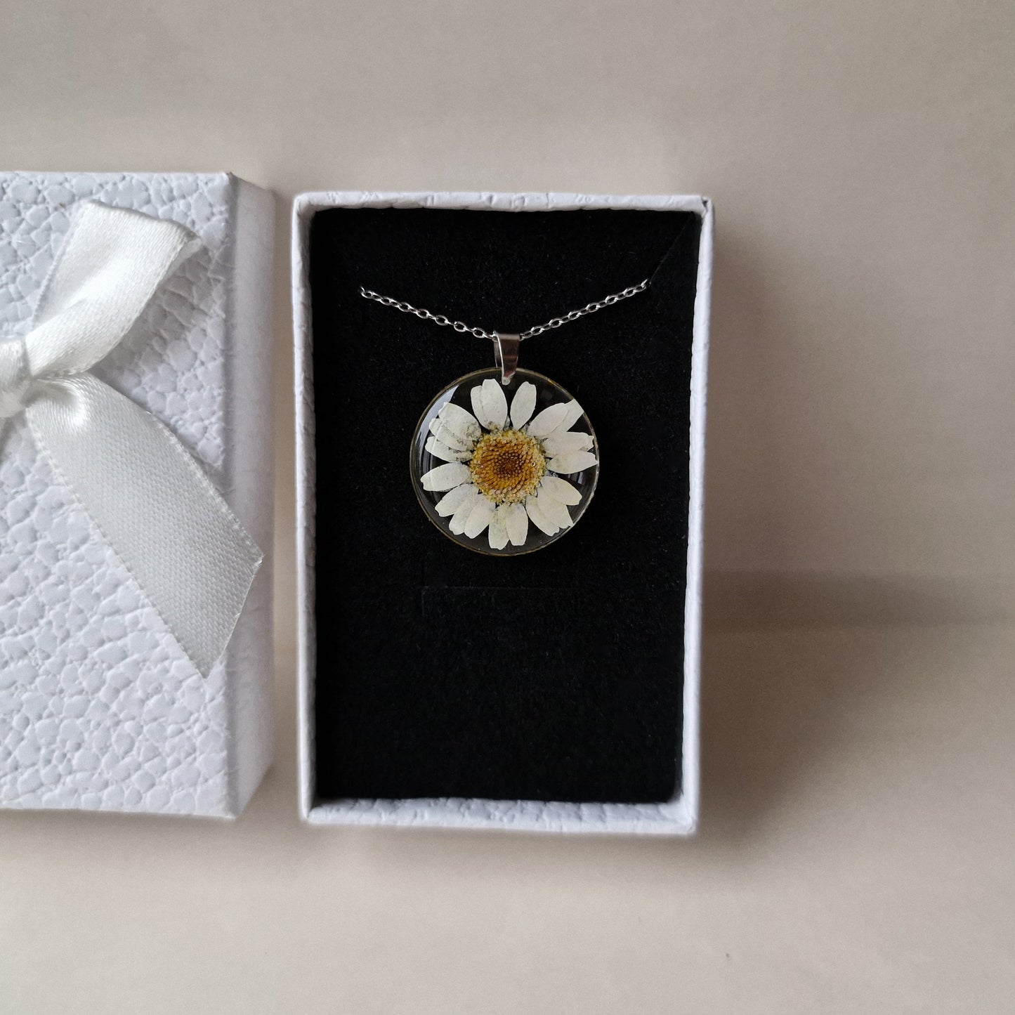 'Çobanyastığı' çiçəyindən boyunbağı (klassik)