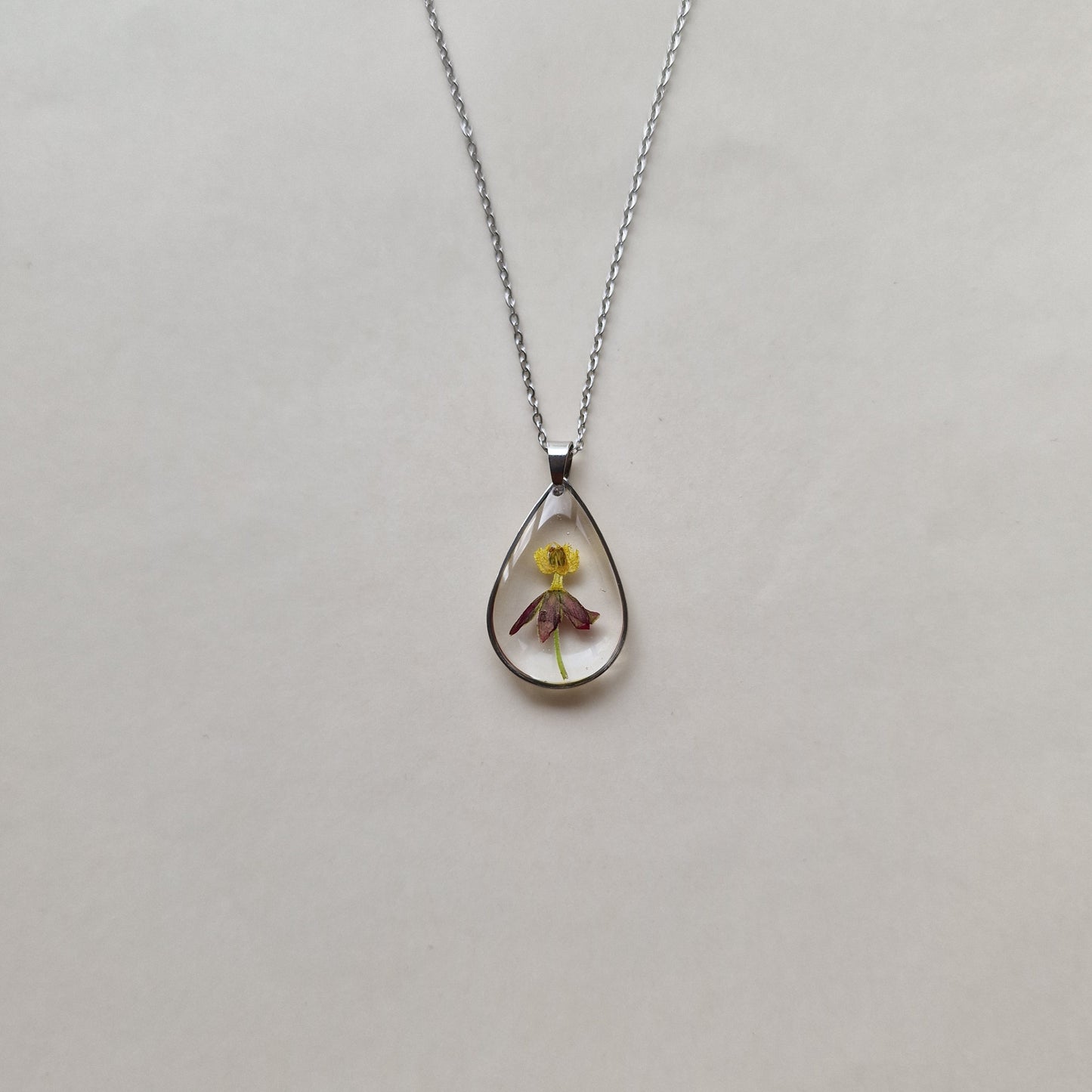 Columbine (Rəqs gülü) boyunbağısı