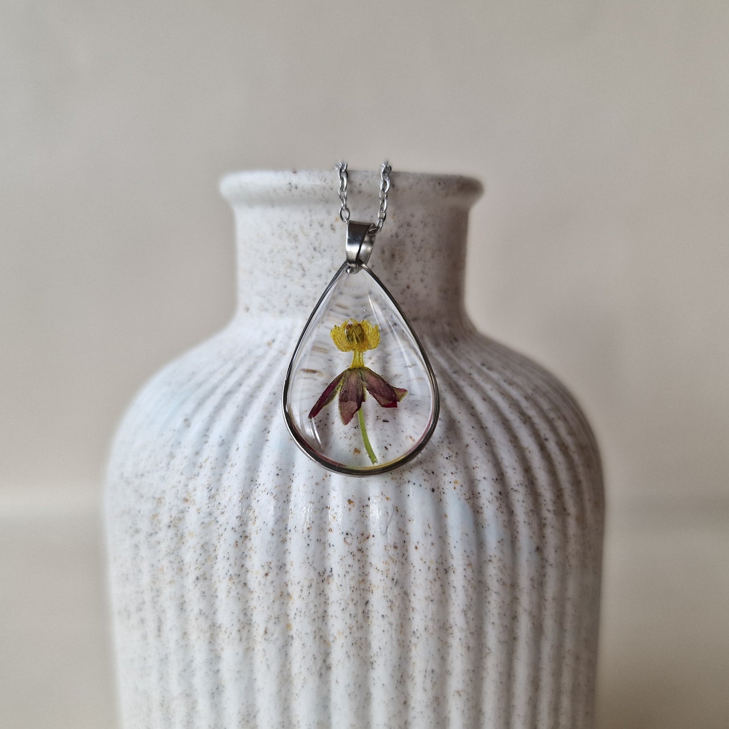 Columbine (Rəqs gülü) boyunbağısı