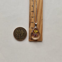 Columbine (Rəqs gülü) boyunbağısı