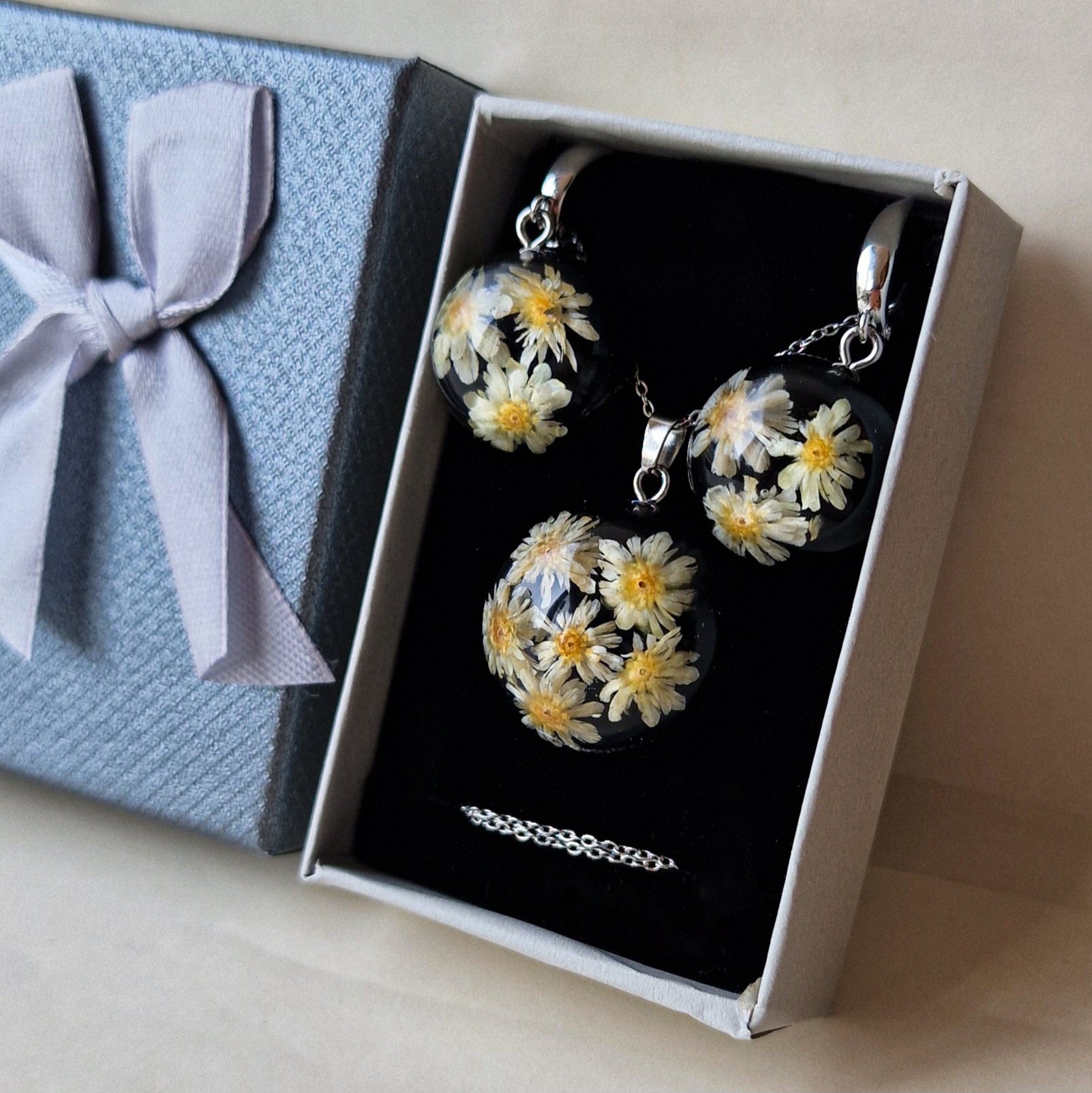 'Çobanyastığı' Çiçəklərindən qara fonlu aksesuar dəsti