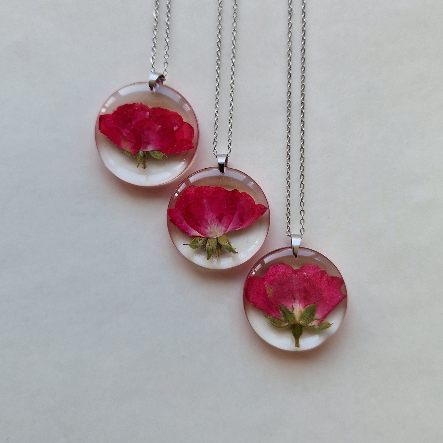 Qızılgül boyunbağısı - Əl işi üsulu ilə hazırlanmışdır