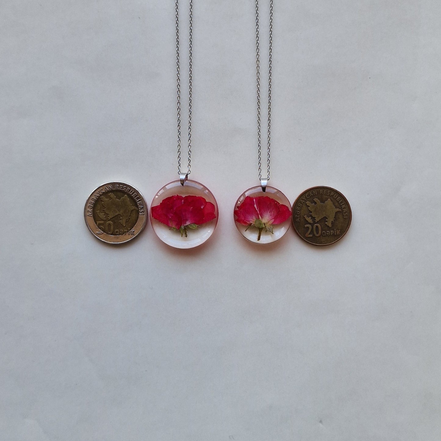 Qızılgül boyunbağısı - Əl işi üsulu ilə hazırlanmışdır