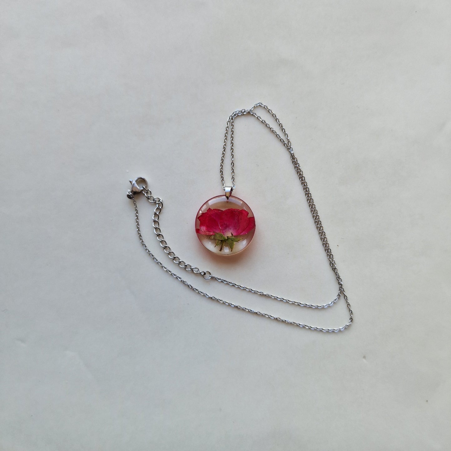 Qızılgül boyunbağısı - Əl işi üsulu ilə hazırlanmışdır