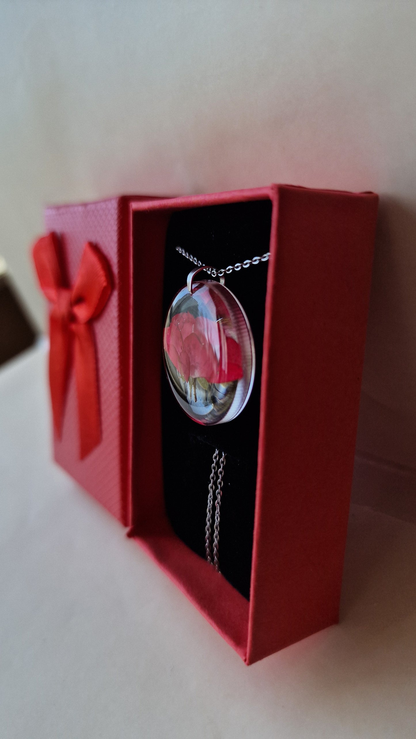 Qızılgül boyunbağısı - Əl işi üsulu ilə hazırlanmışdır