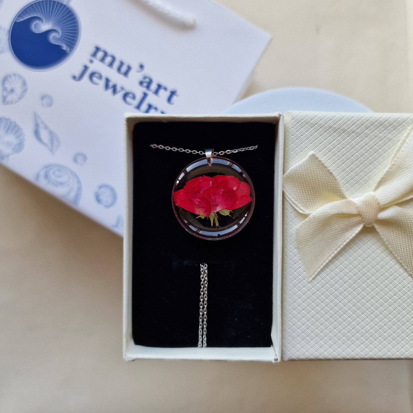 Qızılgül boyunbağısı - Əl işi üsulu ilə hazırlanmışdır