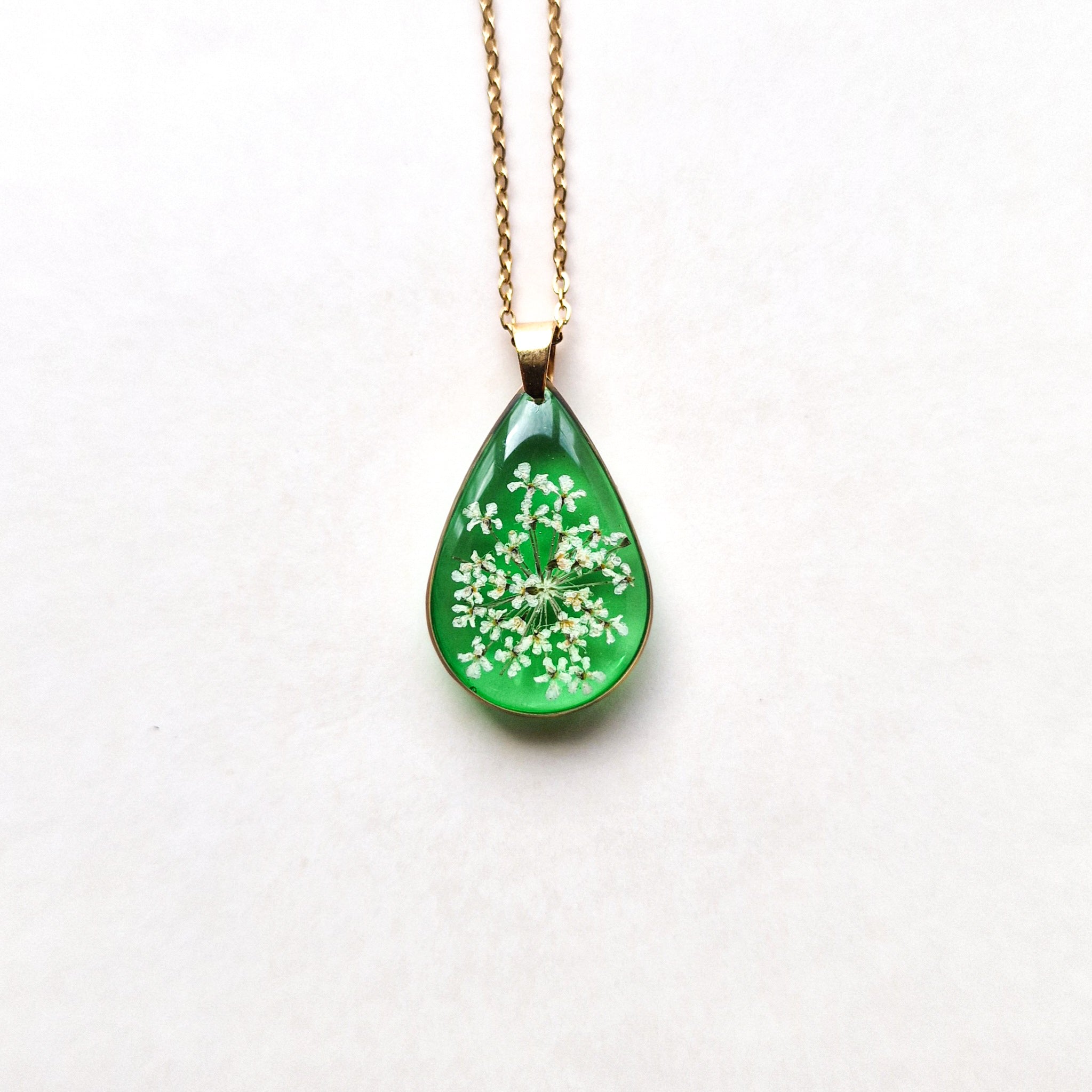 Damla formalı zümrüd rəngli yeni boyunbağı