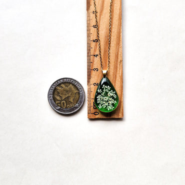 Damla formalı zümrüd rəngli yeni boyunbağı