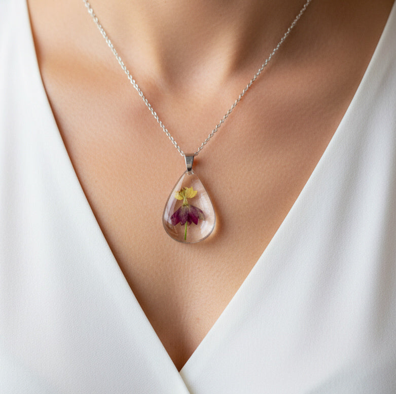 Columbine (Rəqs gülü) boyunbağısı