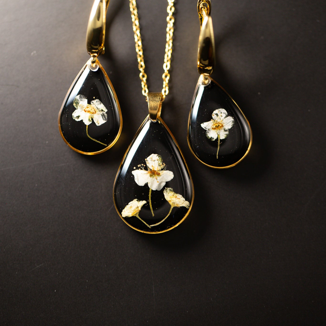 "Spiraea" çiçəyindən damla formalı aksesuar dəsti