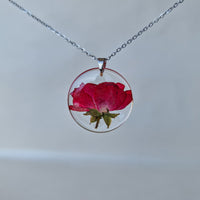 Qızılgül boyunbağısı - Əl işi üsulu ilə hazırlanmışdır